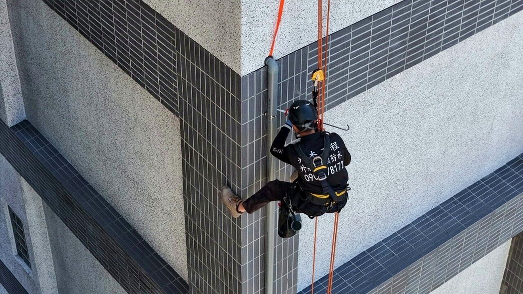 高空繩索人員進行外牆工程